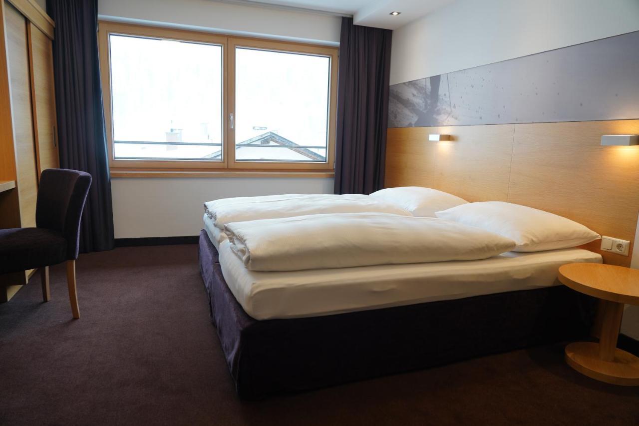 Quality Hosts Arlberg - Hotel Goldenes Kreuz B&B Санкт-Антон-ам-Арльберг Екстер'єр фото