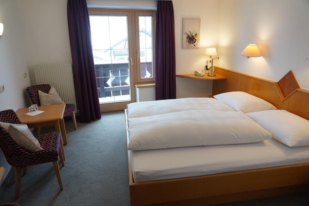 Quality Hosts Arlberg - Hotel Goldenes Kreuz B&B Санкт-Антон-ам-Арльберг Екстер'єр фото