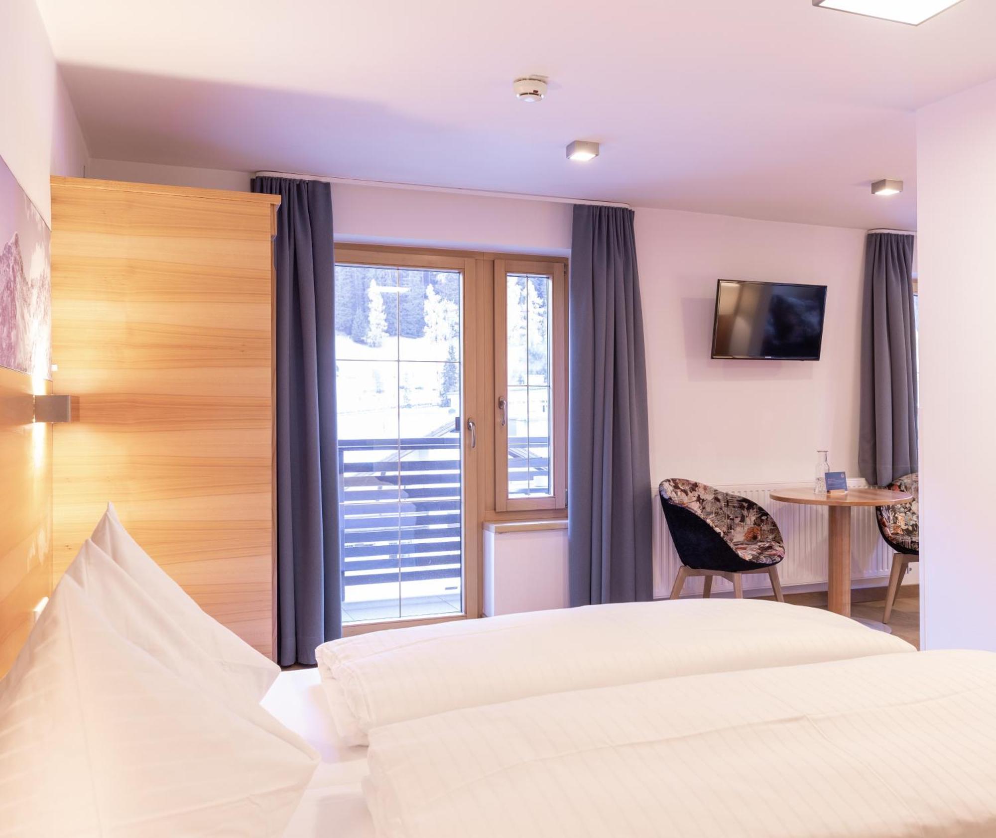 Quality Hosts Arlberg - Hotel Goldenes Kreuz B&B Санкт-Антон-ам-Арльберг Екстер'єр фото