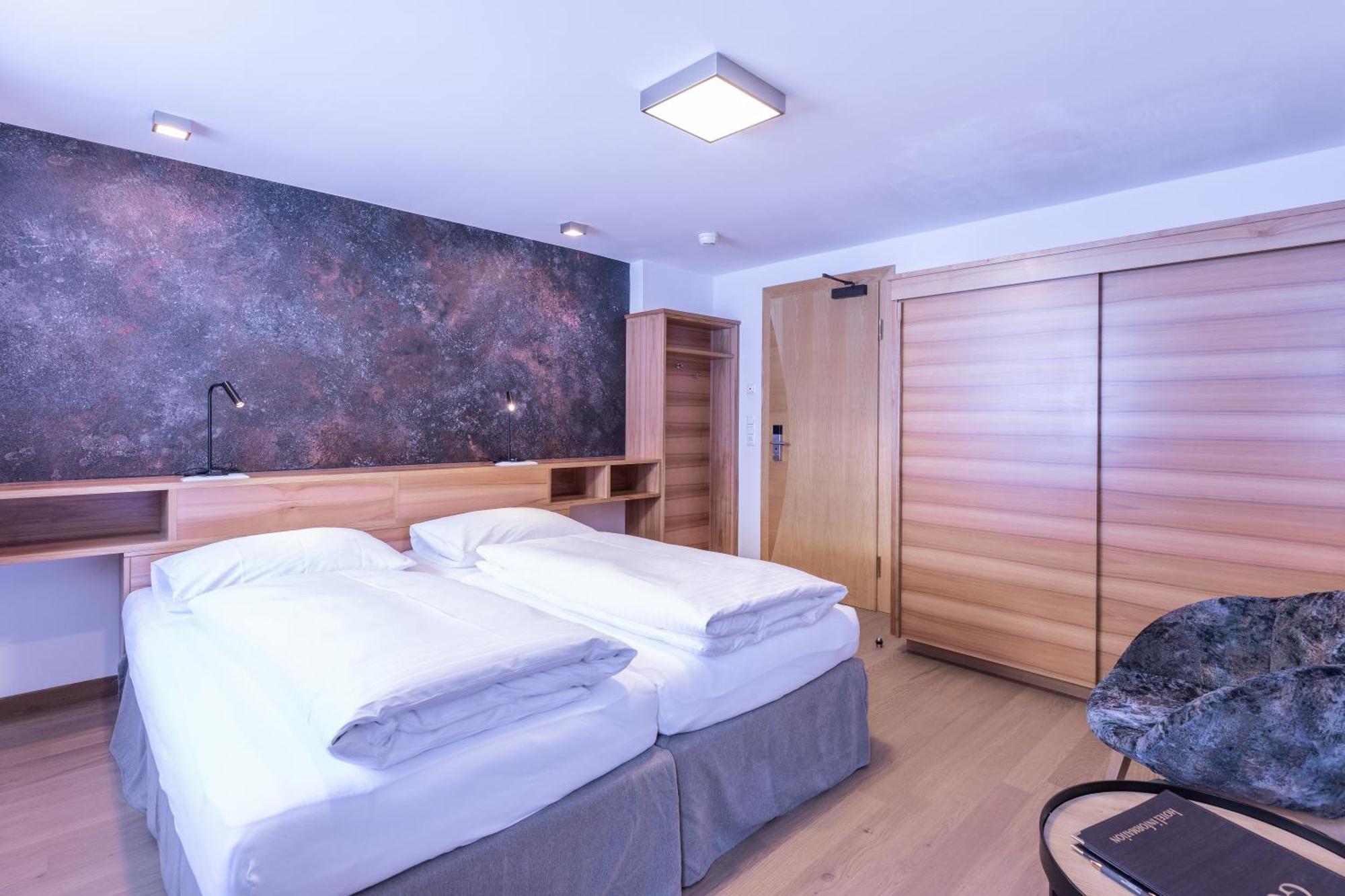Quality Hosts Arlberg - Hotel Goldenes Kreuz B&B Санкт-Антон-ам-Арльберг Екстер'єр фото