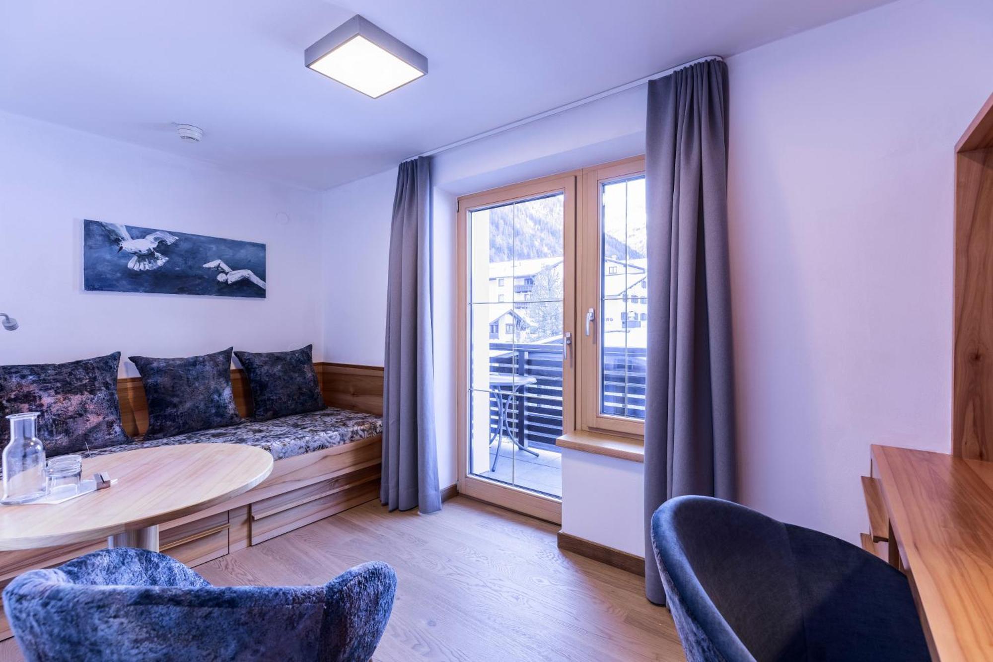 Quality Hosts Arlberg - Hotel Goldenes Kreuz B&B Санкт-Антон-ам-Арльберг Екстер'єр фото
