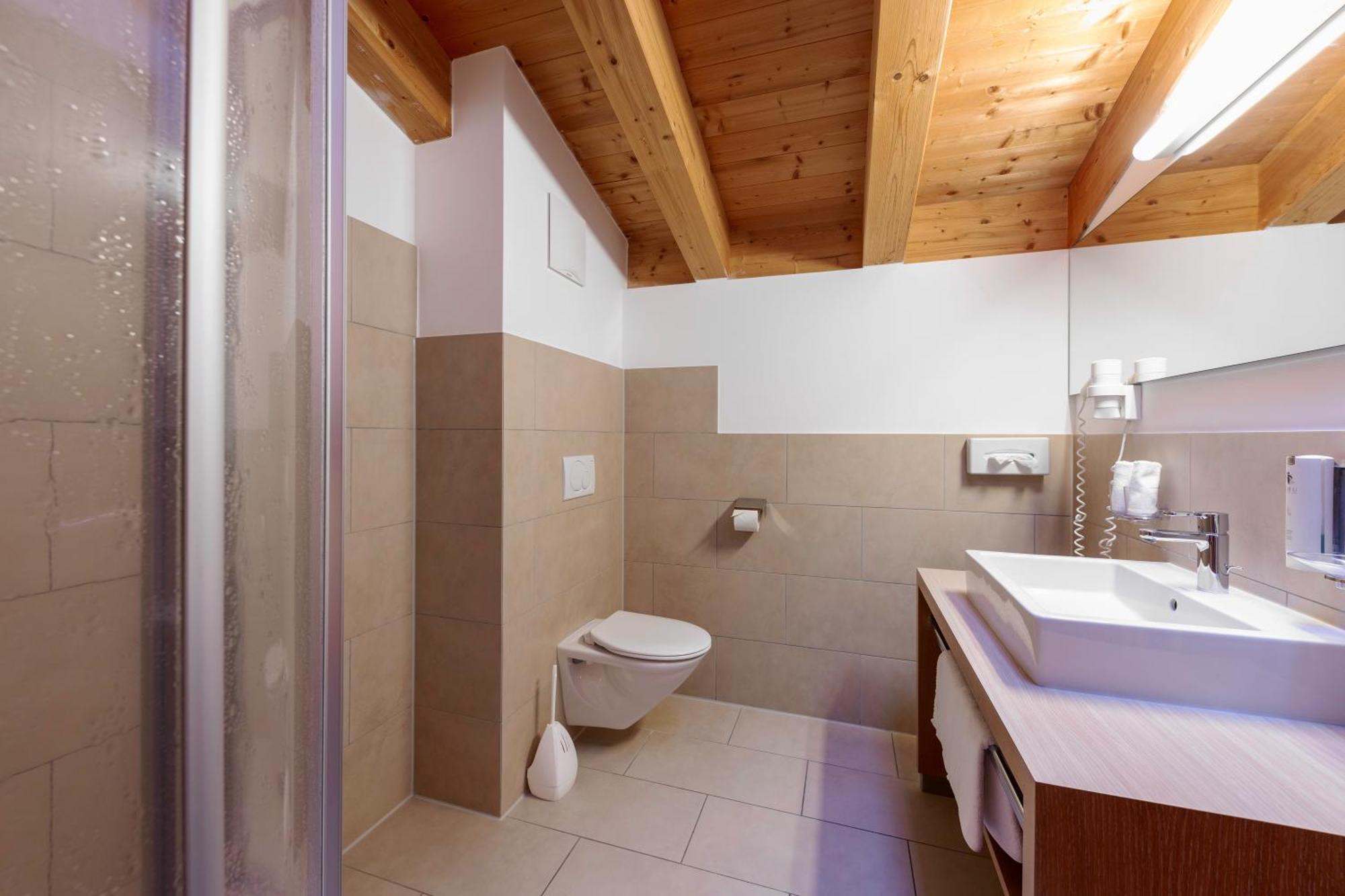 Quality Hosts Arlberg - Hotel Goldenes Kreuz B&B Санкт-Антон-ам-Арльберг Екстер'єр фото