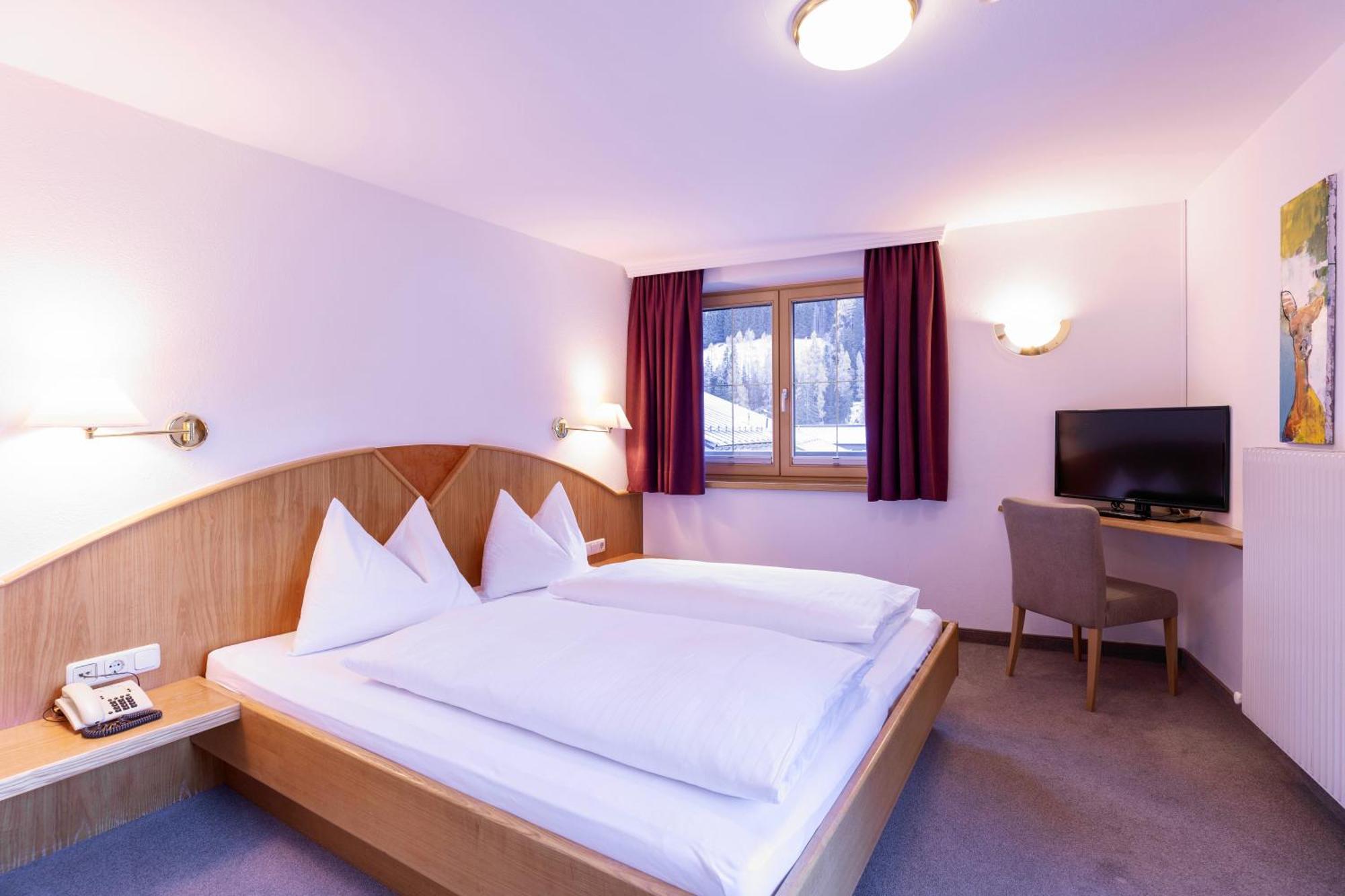 Quality Hosts Arlberg - Hotel Goldenes Kreuz B&B Санкт-Антон-ам-Арльберг Екстер'єр фото