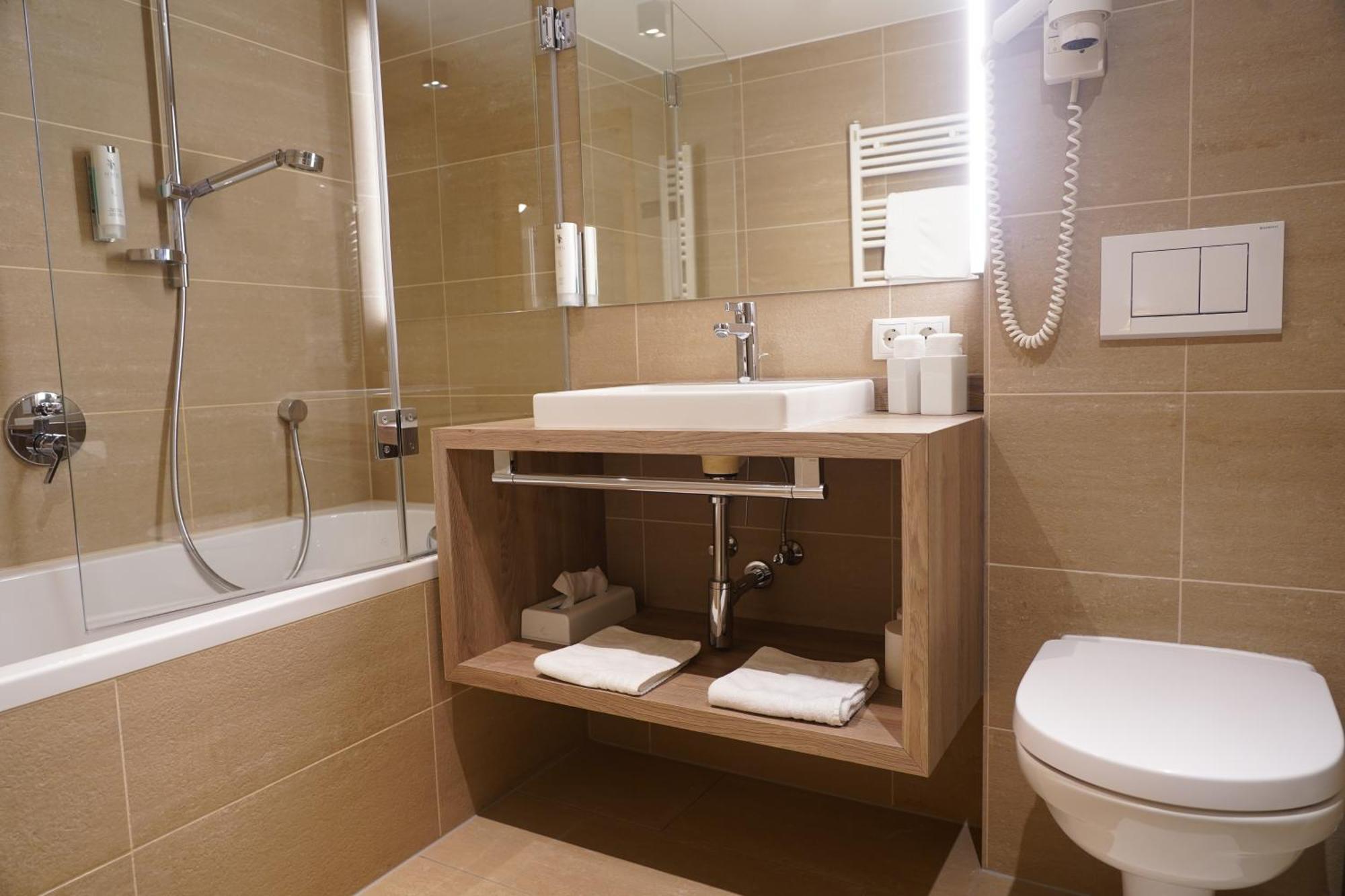 Quality Hosts Arlberg - Hotel Goldenes Kreuz B&B Санкт-Антон-ам-Арльберг Екстер'єр фото