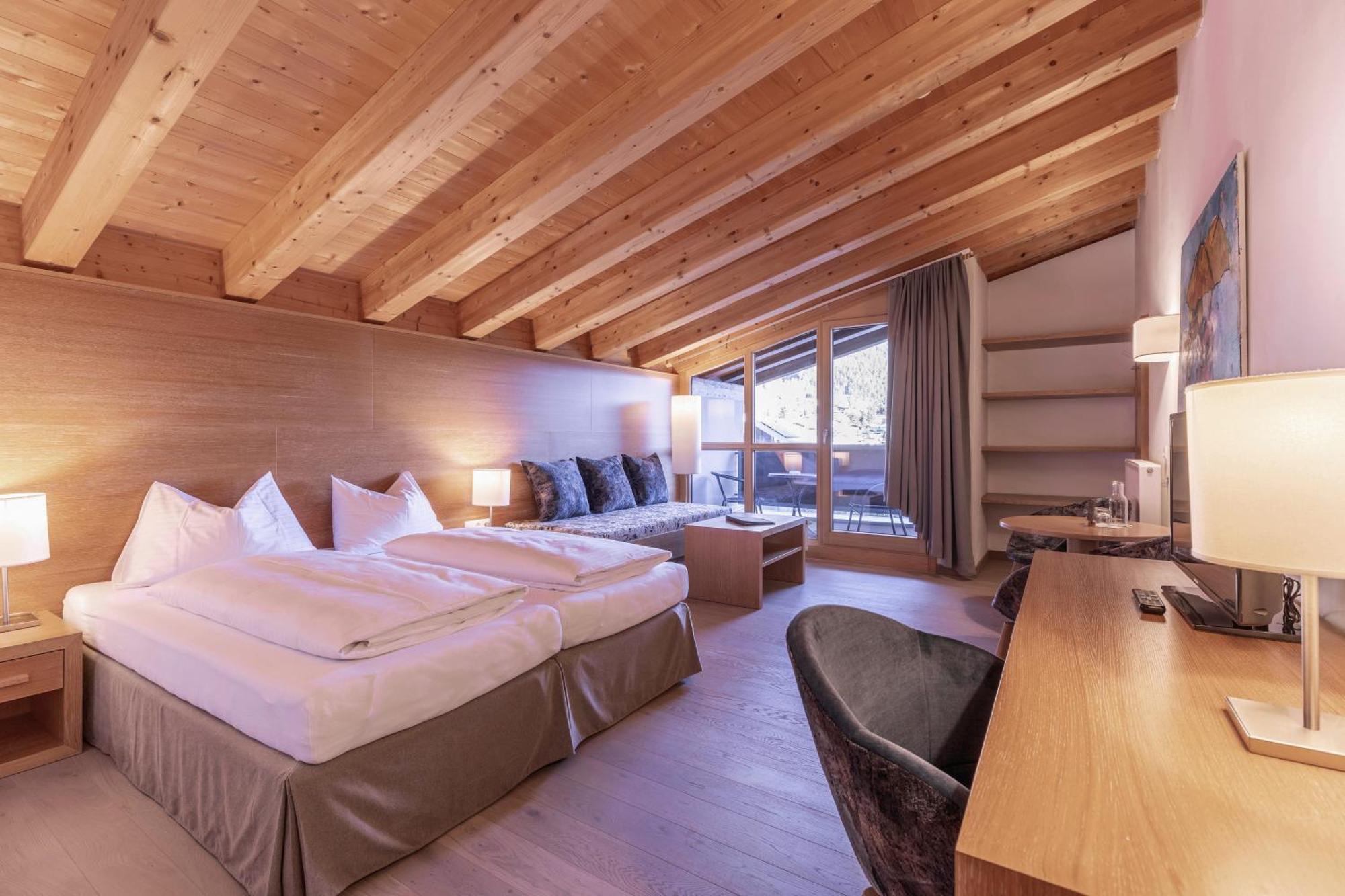 Quality Hosts Arlberg - Hotel Goldenes Kreuz B&B Санкт-Антон-ам-Арльберг Екстер'єр фото