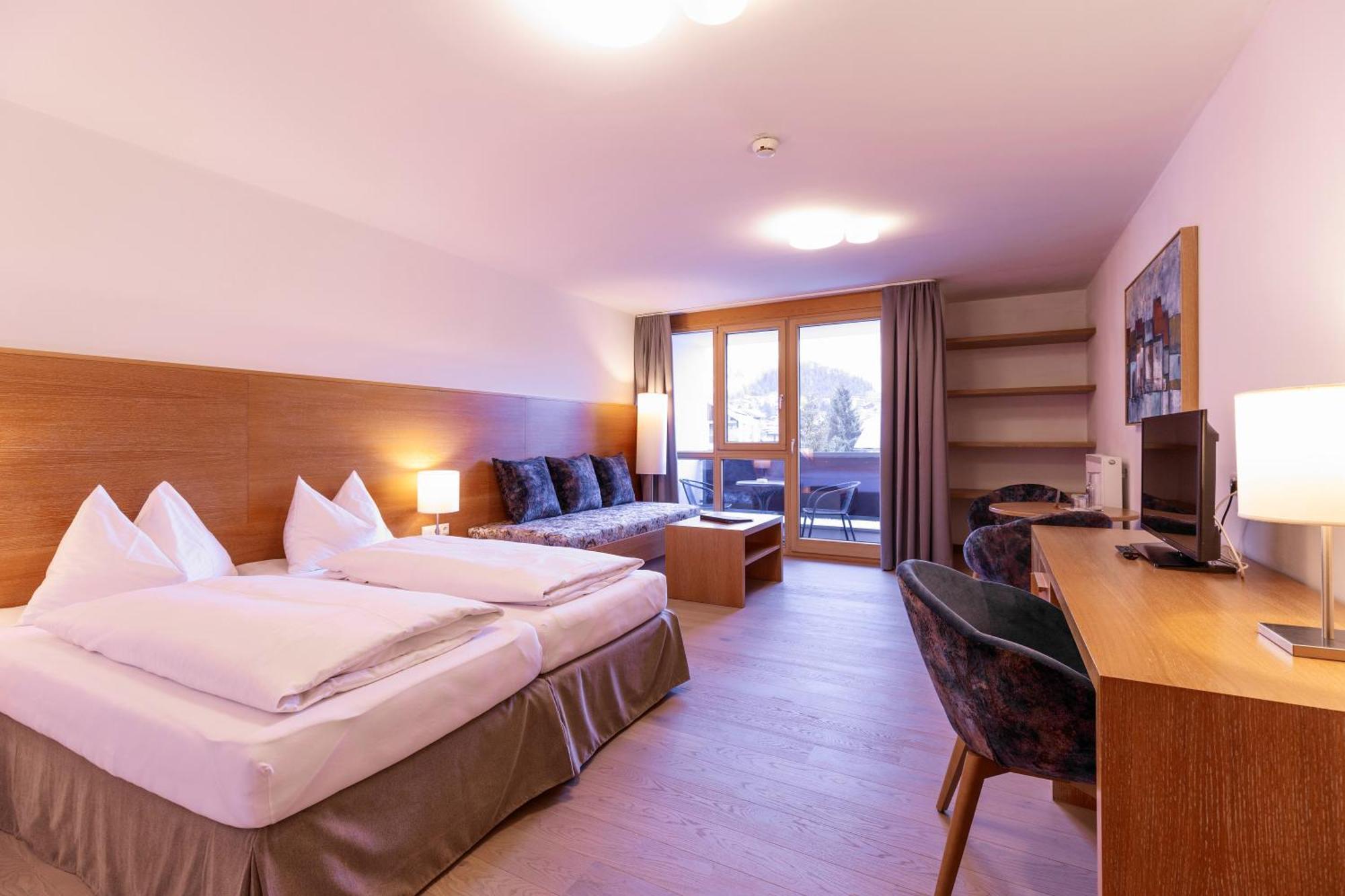 Quality Hosts Arlberg - Hotel Goldenes Kreuz B&B Санкт-Антон-ам-Арльберг Екстер'єр фото