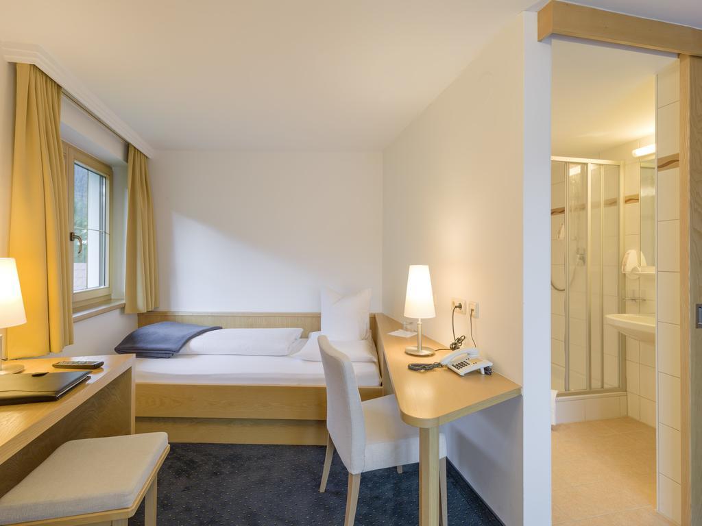 Quality Hosts Arlberg - Hotel Goldenes Kreuz B&B Санкт-Антон-ам-Арльберг Номер фото