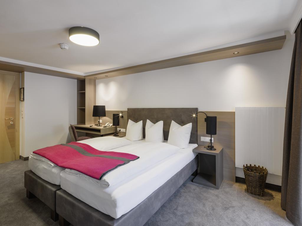 Quality Hosts Arlberg - Hotel Goldenes Kreuz B&B Санкт-Антон-ам-Арльберг Номер фото