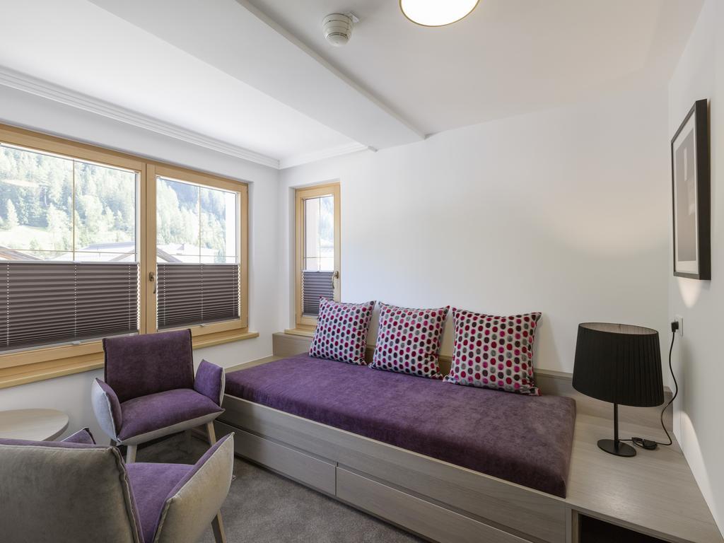 Quality Hosts Arlberg - Hotel Goldenes Kreuz B&B Санкт-Антон-ам-Арльберг Номер фото