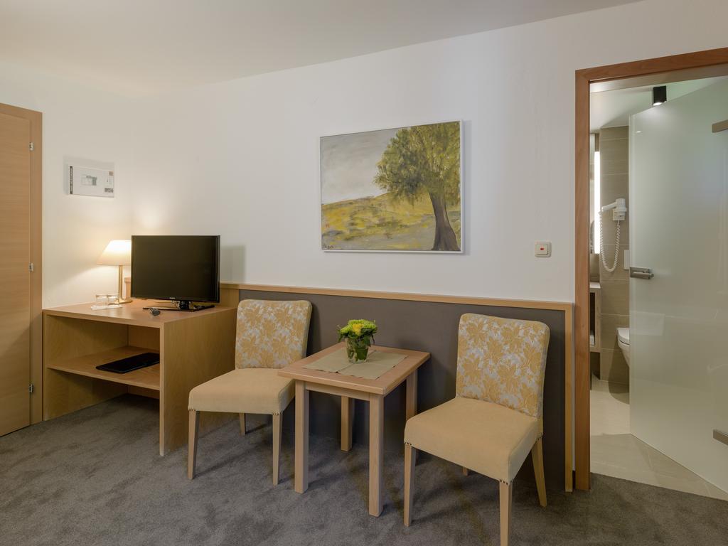 Quality Hosts Arlberg - Hotel Goldenes Kreuz B&B Санкт-Антон-ам-Арльберг Номер фото