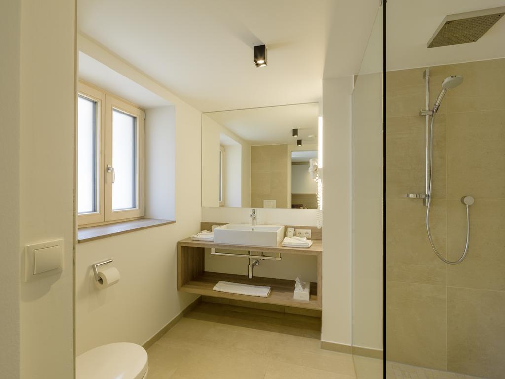 Quality Hosts Arlberg - Hotel Goldenes Kreuz B&B Санкт-Антон-ам-Арльберг Номер фото