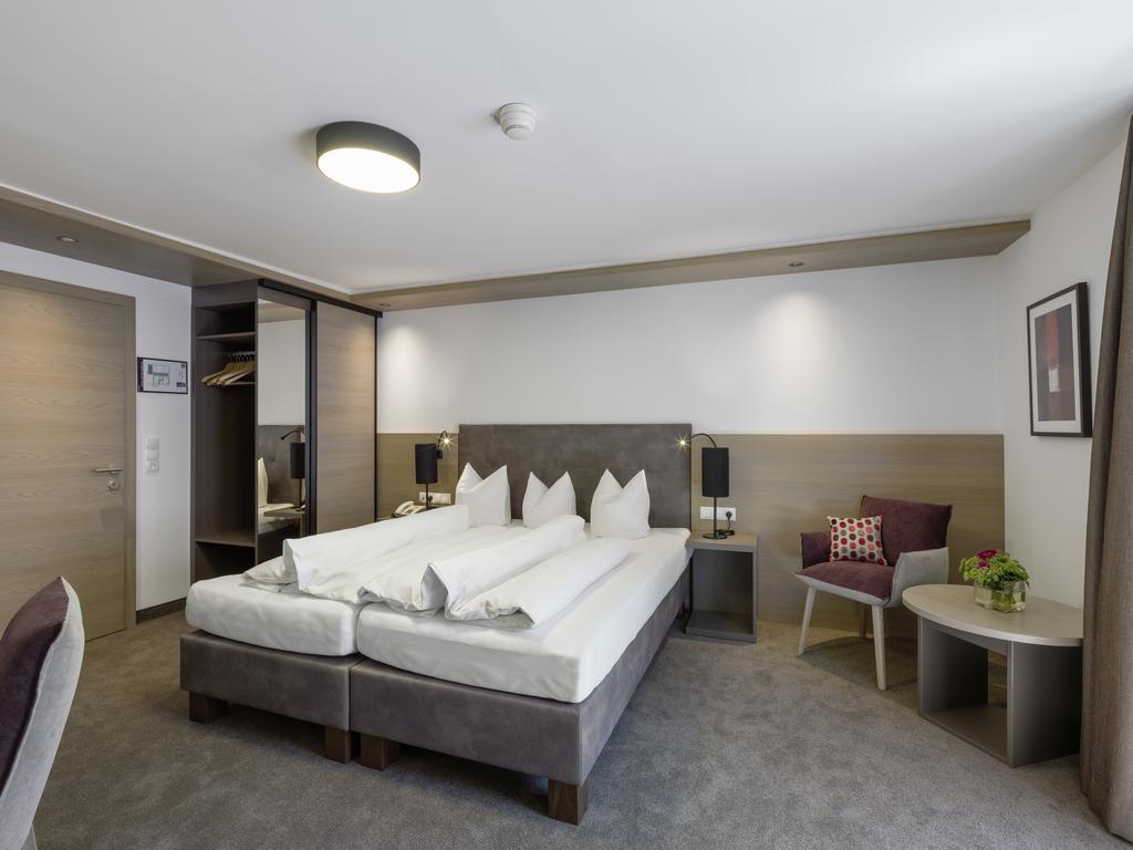 Quality Hosts Arlberg - Hotel Goldenes Kreuz B&B Санкт-Антон-ам-Арльберг Номер фото