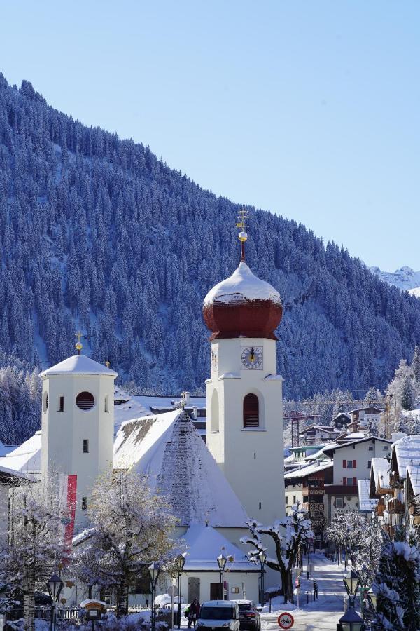 Quality Hosts Arlberg - Hotel Goldenes Kreuz B&B Санкт-Антон-ам-Арльберг Екстер'єр фото